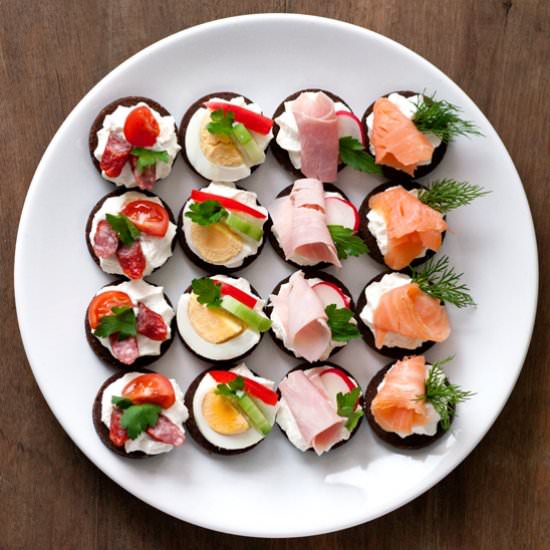 Mini snacks on pumpernickel - Recipe photo by Fotokulinarnie