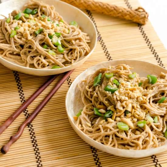 Creamy peanut butter soba noodles - Recipe photo by Miss Vinagre