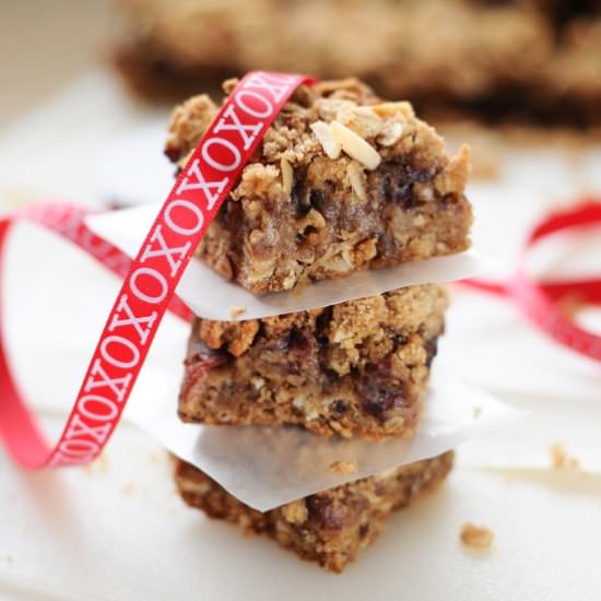 Date & Pecan Oat Bars {Vegan} - Recipe photo by theminiaturemoose