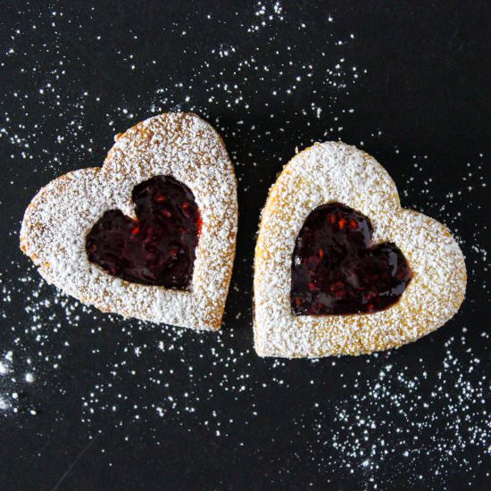 Valentine Linzer Cookies - Recipe photo by LaraThalice