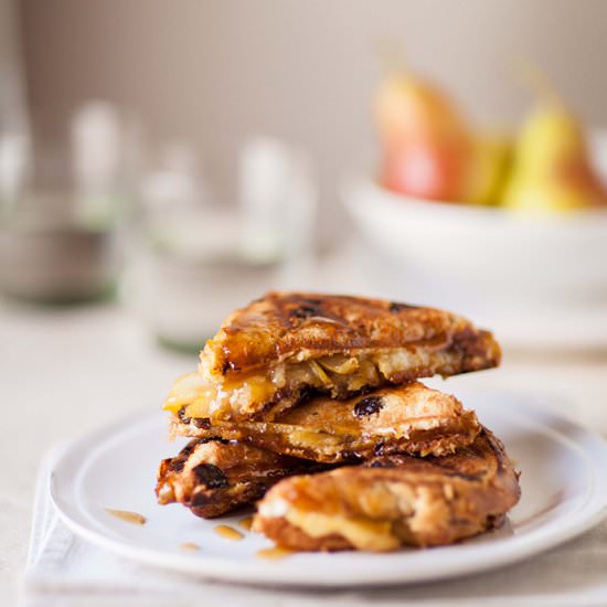 Caramelized pear & Gorgonzola toast - Recipe photo by drizzleanddip