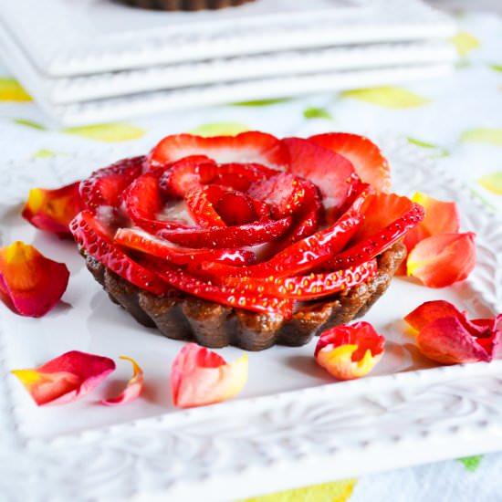 No Bake Mini Strawbery Tartlets - Recipe photo by The Vanilla Plum
