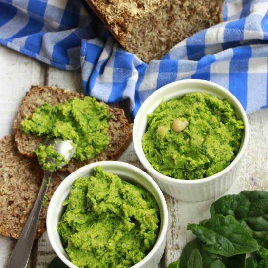 Spinach Hummus (vegan) - Recipe photo by delicious.blog