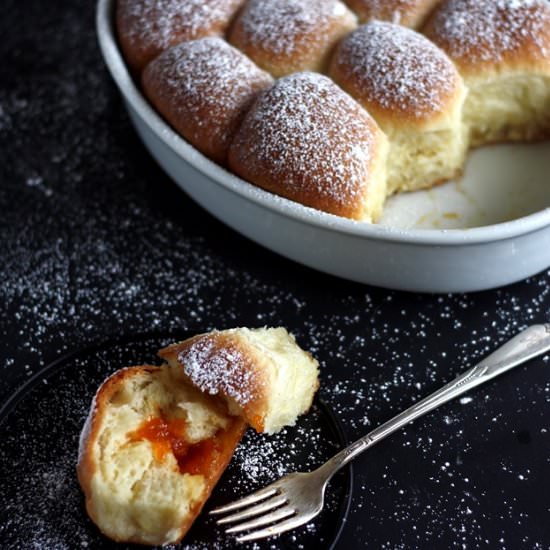 Sweet Austrian Yeast Buns - Recipe photo by lilVienna.com