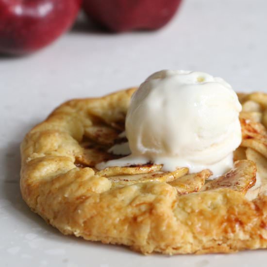 Rustic Apple Crostata - Recipe photo by AndrestheHomeBaker