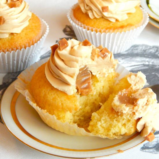 Caramel Vanilla Cupcakes - Recipe photo by Dessertlandia