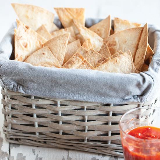 Tortilla chips with red pepper dip - Recipe photo by ohmydish