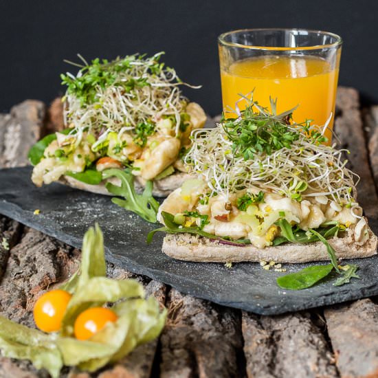Banana spread & sprouts - Recipe photo by Food with a View