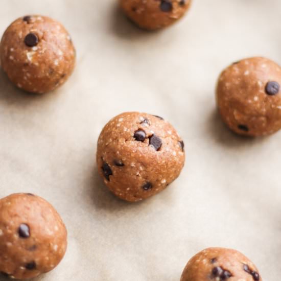 Healthy Peanut Butter Energy Bites - Recipe photo by dessertswithbenefits