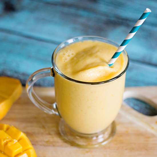 A Perfect Mango Banana Smoothie - Recipe photo by mommity