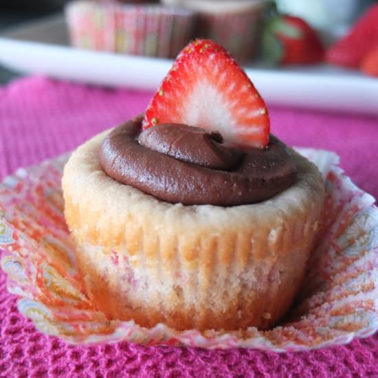 Strawberry Cupcakes with Chocolate - Recipe photo by bakinginblackandwhite