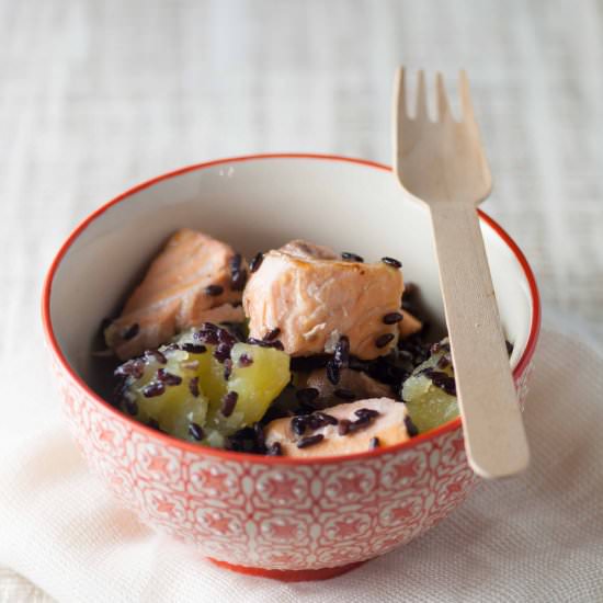 Salmon with potatoes and black rice - Recipe photo by streghetta in cucina