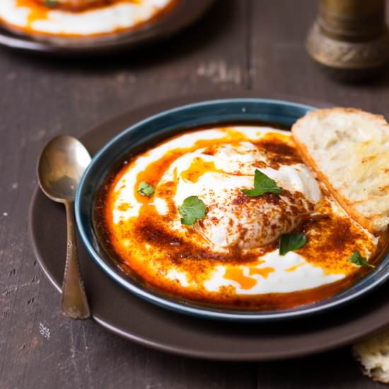 Poached eggs on garlic yogurt - Recipe photo by chilliczosnekioliwa