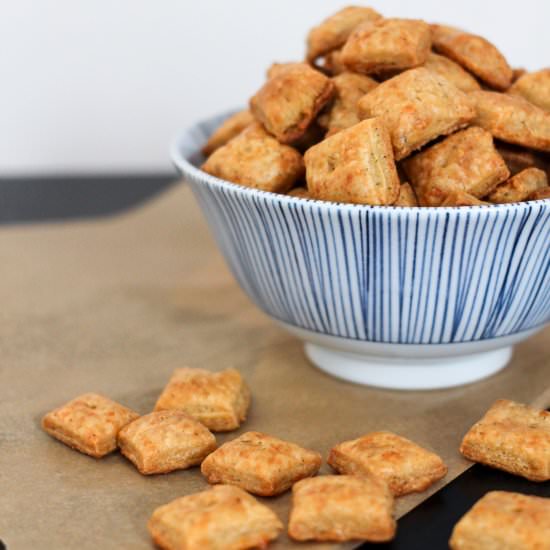 Garlic + Herb Cheddar Crackers - Recipe photo by vermodern