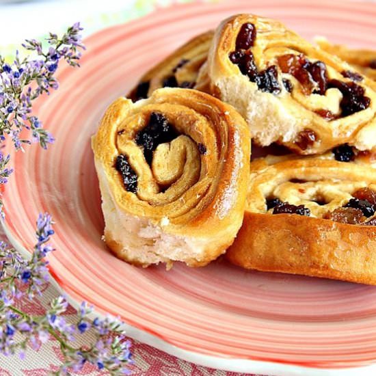 Chel­sea Buns - Recipe photo by isabbella