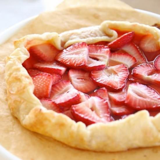 5 Minute Skinny Strawberry Tart - Recipe photo by CoordinatelyYours
