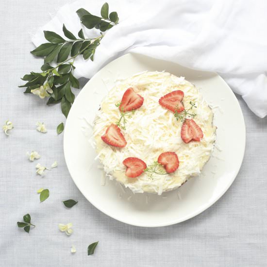 White Chocolate and Strawberry Cake - Recipe photo by THE KAWAII KITCHEN