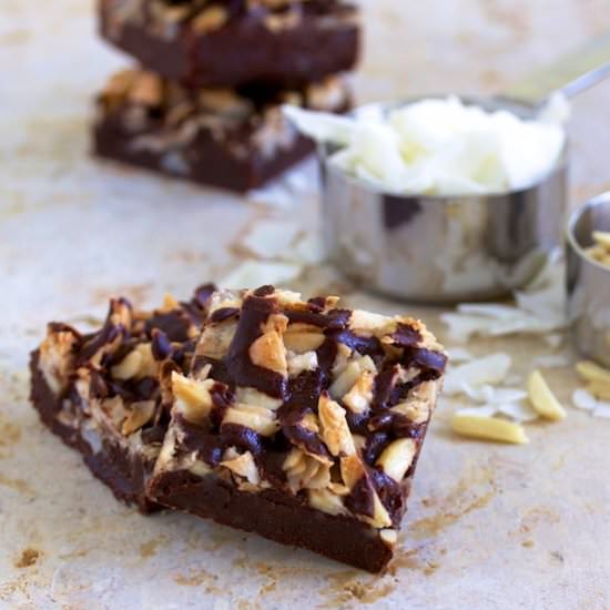 Dark chocolate almond coconut bar - Recipe photo by gourmandistan