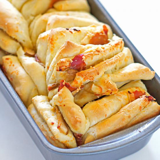 Cheddar Pear Prosciutto Pull-Apart - Recipe photo by itbakesmehappy