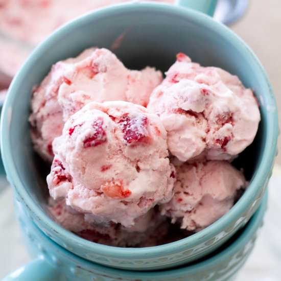 Homemade Fresh Strawberry Ice Cream - Recipe photo by a latte food