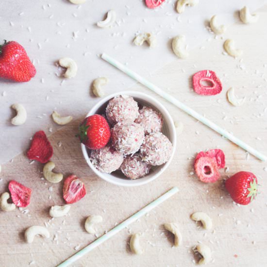 No Bake Strawberry Raw Bites - Recipe photo by JuYogi