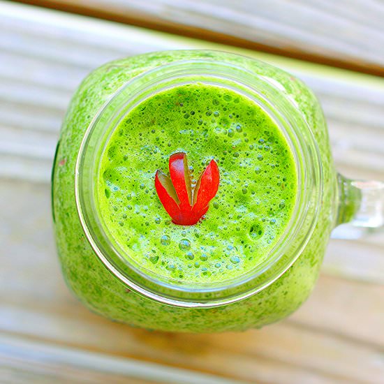 Sweet Kale Detox Smoothie - Recipe photo by clovesandcaramel