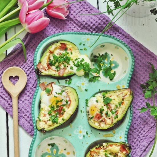 Avocado Baked with Eggs - Recipe photo by Mienta