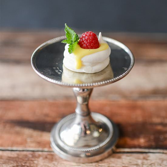 Mini Bite Sized Pavlova Meringues - Recipe photo by tikkido