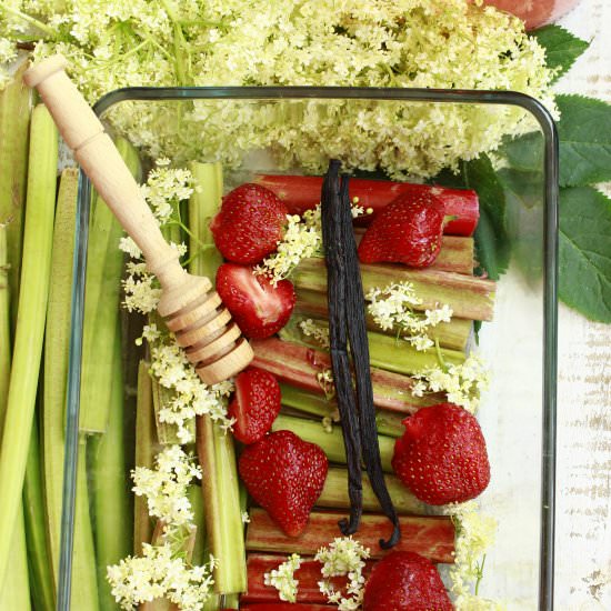 Vanilla Wine Rhubarb with Strawberry - Recipe photo by delicious.blog