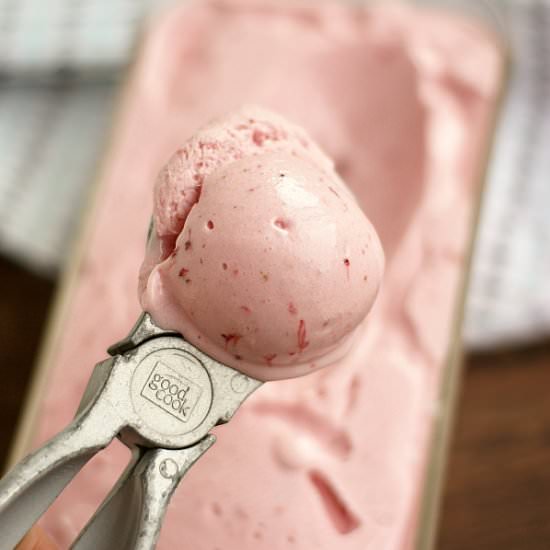 Strawberry Ice Cream Vegan - Recipe photo by breadandwithit