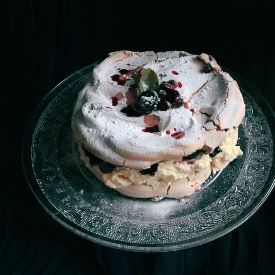 Pavlova with Berries - Recipe photo by olliebo