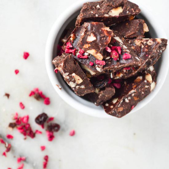 Raw fruit and nut chocolate bark - Recipe photo by Nyoutritious