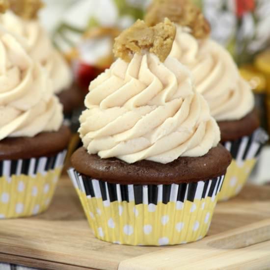 Chocolate Peanut Butter Cupcakes - Recipe photo by Virtually Yours