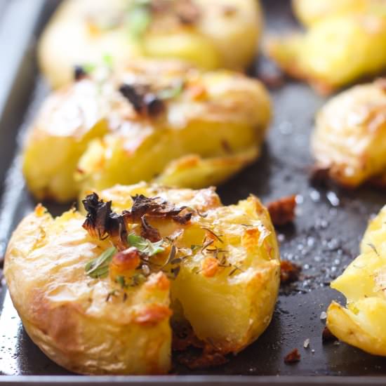 Smashed potatoes with garlic - Recipe photo by cassiboeno