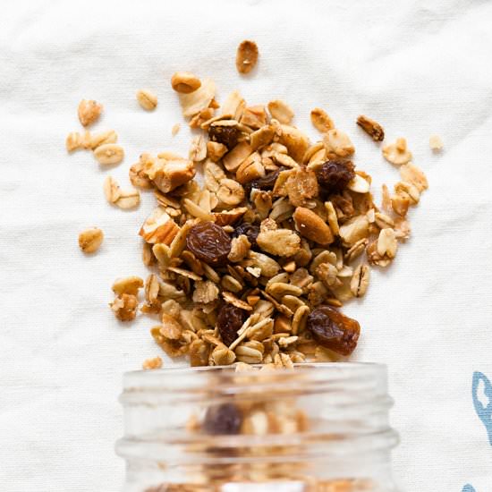 Cardamom and Nutmeg Spiced Granola - Recipe photo by 3hrbrunchfriend