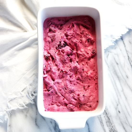 Blackberry Frozen Yoghurt - Recipe photo by littlebigh