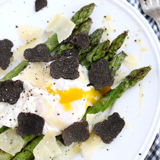 Grilled Asparagus with Poached Egg - Recipe photo by Francoise La Prune