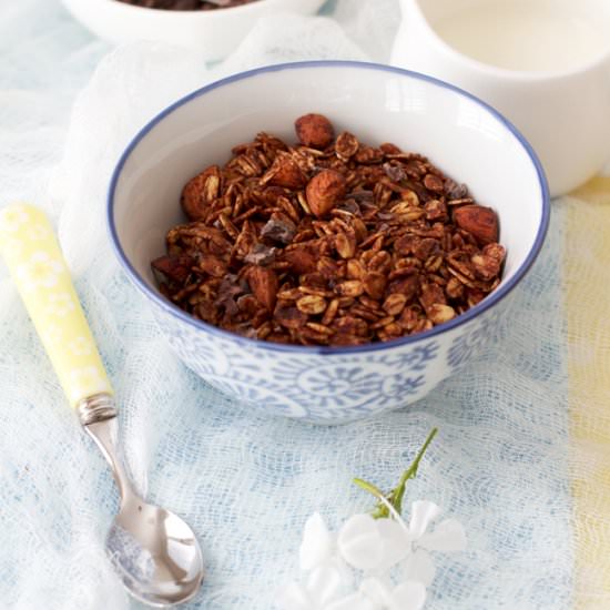Make your own healthy cacao granola - Recipe photo by Shadesof Cinnamon