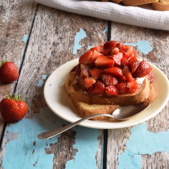 Chèvre and Strawberries Tartine - Recipe photo by olliebo