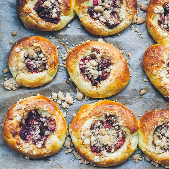 Strawberry rhubarb buns - Recipe photo by lazysundaycooking