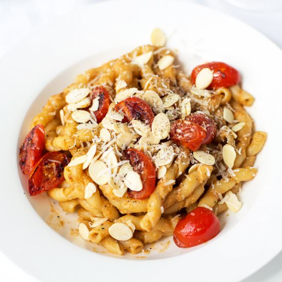 Pasta with Sicilian pesto sauce - Recipe photo by mondomulia