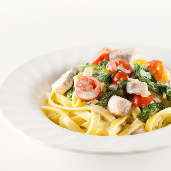 Creamy salmon spinach tagliatelle - Recipe photo by ohmydish