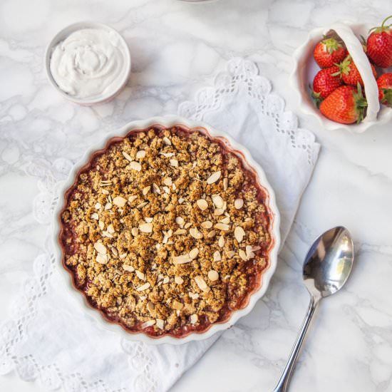 Strawberry, Almond-Amaretto Crumble - Recipe photo by veganmiam