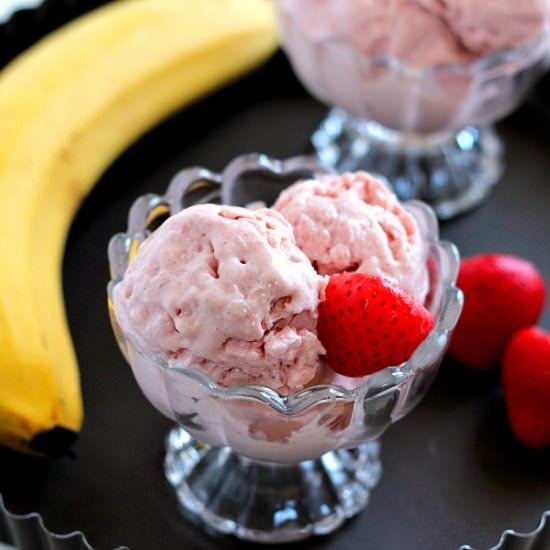 Strawberry Banana Frozen Yogurt - Recipe photo by pumpkinnspice