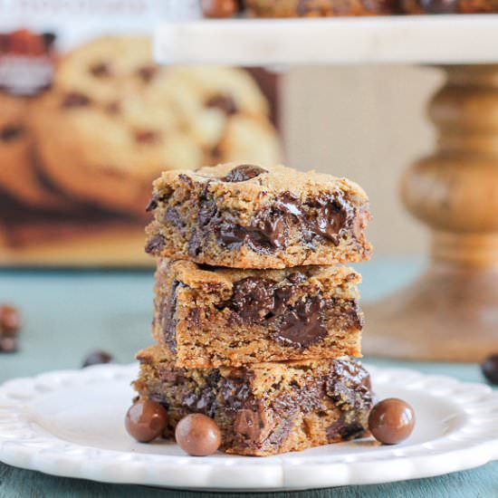 Chocolate Chunk Espresso Blondies - Recipe photo by bakerita