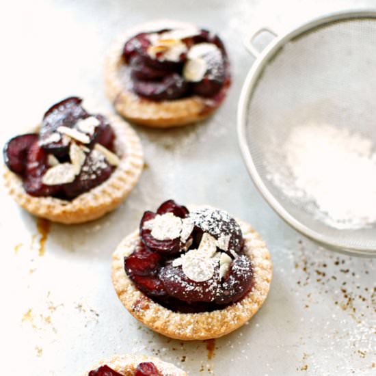 Mini sweet cherry tarts w/ cardamon - Recipe photo by zielonysrodek