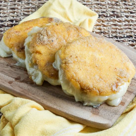 Arepas Rellenas de Queso - Recipe photo by TaraMar