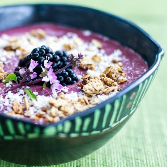 Blackberry Spriulina Smoothie Bowl - Recipe photo by Poppies and Papayas