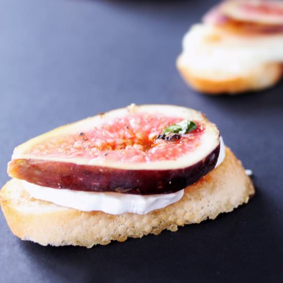 Fig & Goats Cheese Crostini - Recipe photo by EatDrinkCook