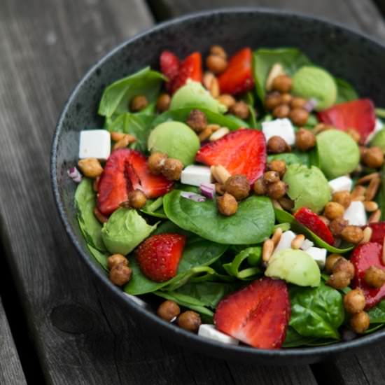 Summer Salad with Chickpeas - Recipe photo by Stinnagm